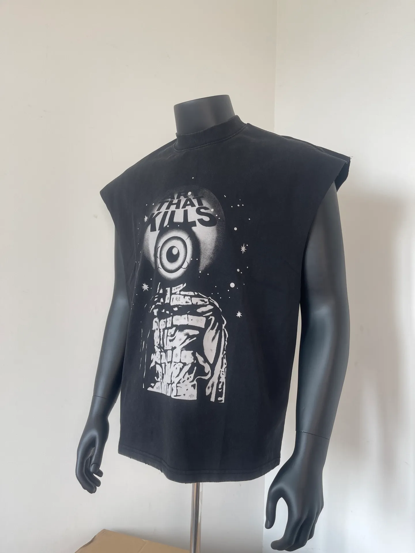 pt model number #G1005 P116 GALLERY DEPT. Distressed and frayed sleeveless waistcoat short-sleeved space portrait. Made of 280G double yarn pure cotton. The fabric is comfortable and stylish. After washing and distressing, the upper body becomes more fashionable and cool. The collar and hem are frayed. The US version is too large. Color: washed black. Size S/M/L/XL